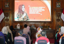 Ning Ita Wali Kota Mojokerto saat bersama pengurus koperasi-jen