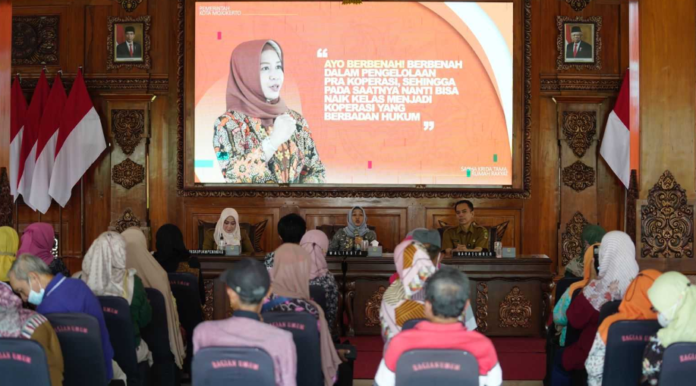 Ning Ita Wali Kota Mojokerto saat bersama pengurus koperasi-jen