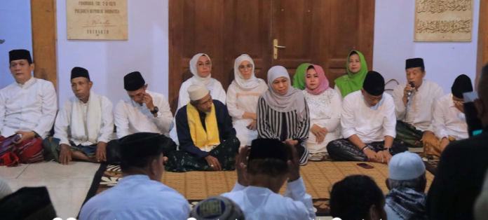 Gubernur Jawa Timur, Khofifah Indar Parawansa, yang melaksanakan Tarawih di masjid tersebut bersama Bupati Sugiri Sancoko, Wakil Bupati Bunda Lisdyarita