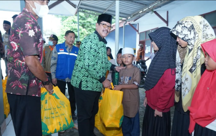 Bupati Bangkalan Berikan Bantuan Korban Puting Beliung di Kecamatan Galis