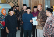 Wakil Menteri ATR/BPN Serahkan Sertifikat Tanah Wakaf di Lamongan