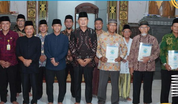 Wakil Menteri ATR/BPN Serahkan Sertifikat Tanah Wakaf di Lamongan