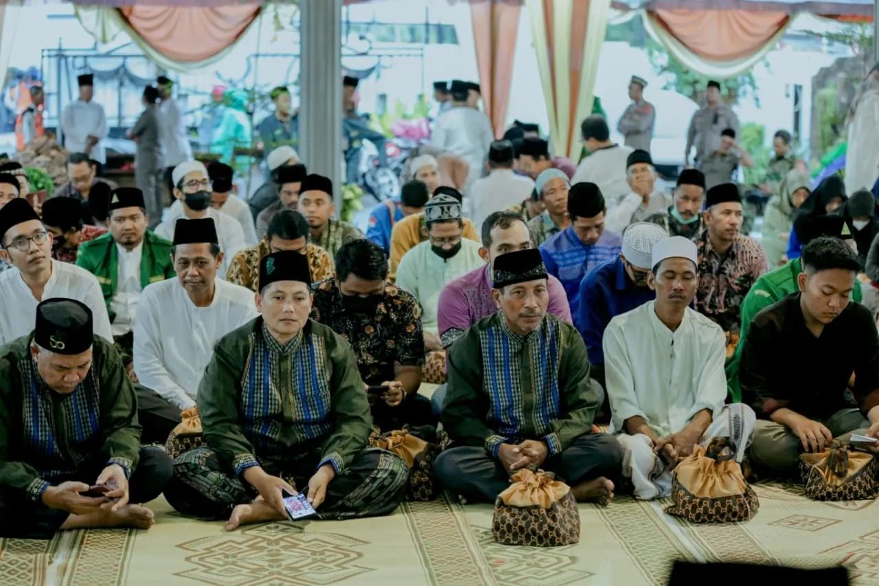 Perkuat Tali Silaturahim, Wakil Bupati Gresik, Forkopimcam dan MUI Manyar Santuni 230 Anak Yatim