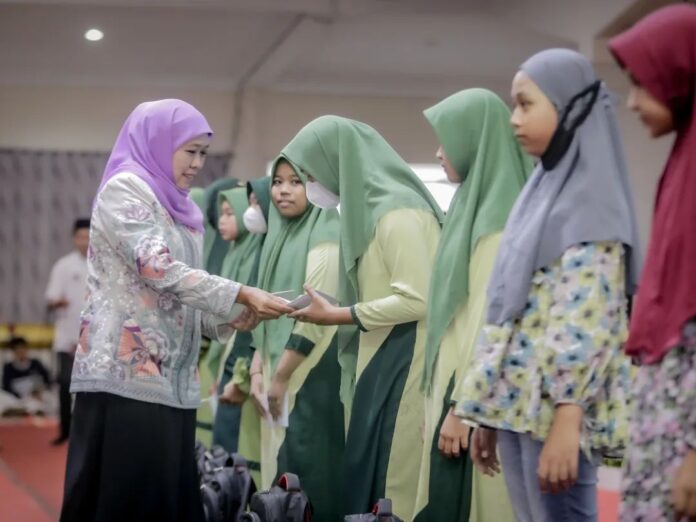 Penyerahkan santunan kepada 700 anak yatim/piatu dan zakat produktif dalam rangka kegiatan Safari Ramadhan Baznas Berbagi Ceria yang Kabupaten Jember