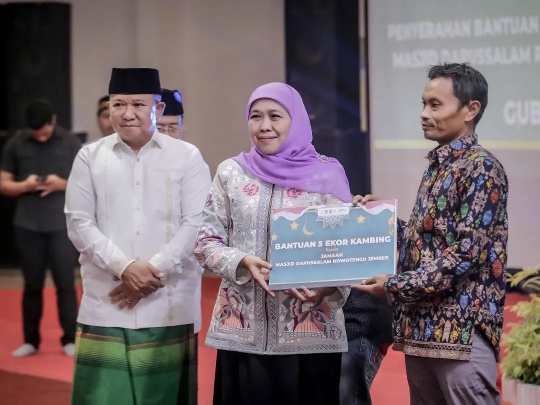 Penyerahkan santunan kepada 700 anak yatim/piatu dan zakat produktif dalam rangka kegiatan Safari Ramadhan Baznas Berbagi Ceria yang Kabupaten Jember 