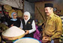 Khofifah Indar Parawansa Tinjau Harga Bahan Pokok di Pasar Tradisional Kolpajung Pamekasan Jelang Idhul Fitri 1444 H