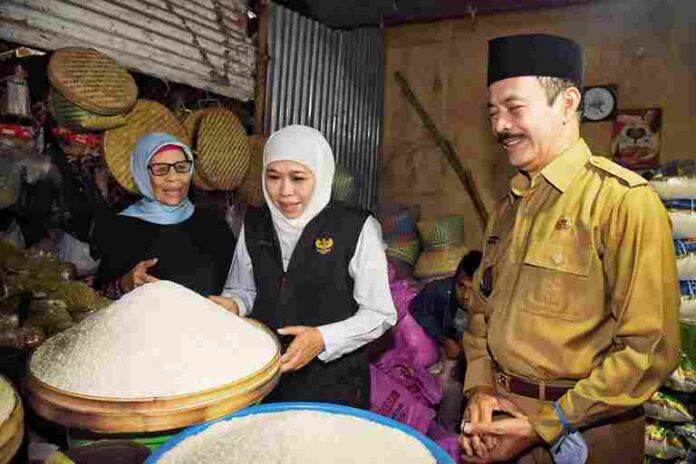 Khofifah Indar Parawansa Tinjau Harga Bahan Pokok di Pasar Tradisional Kolpajung Pamekasan Jelang Idhul Fitri 1444 H