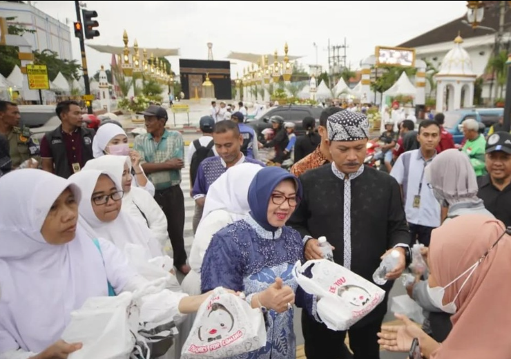 Wali Kota Madiun Berikan Takjil Bersama UMKM dan SMPN 1, Sebagai Ajang Pelajaran Peduli Sesama