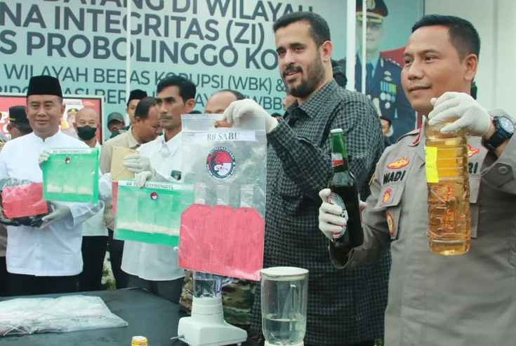 Wali Kota Probolinggo Habib Hadi, Dandim 0820/Probolinggo Letkol Arm Heri Budianto, Ketua Pengadilan Negeri Kota Probolinggo Yusti Cinianus Radjah, dan perwakilan Kejaksaan Negeri Kota Probolinggo.