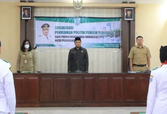 Probolinggo - Badan Kesatuan Bangsa dan Politik (Bakesbangpol) Kota Probolinggo mengadakan Sosialisasi Pendidikan Politik untuk Purna Paskibraka Indonesia (PPI)