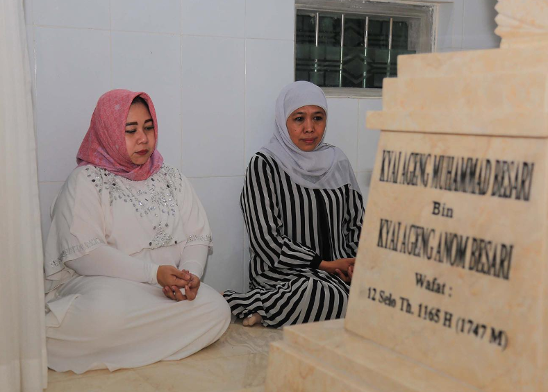 Gubernur Jawa Timur, Khofifah Indar Parawansa, yang melaksanakan Tarawih di masjid tersebut bersama Bupati Sugiri Sancoko, Wakil Bupati Bunda Lisdyarita,