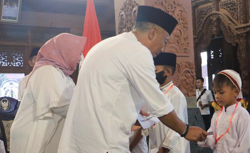 Gubernur Jatim, Kang Bupati Sugiri, dan Bunda Rita Menyalurkan Santunan 1.000 Anak Yatim di Ponorogo
