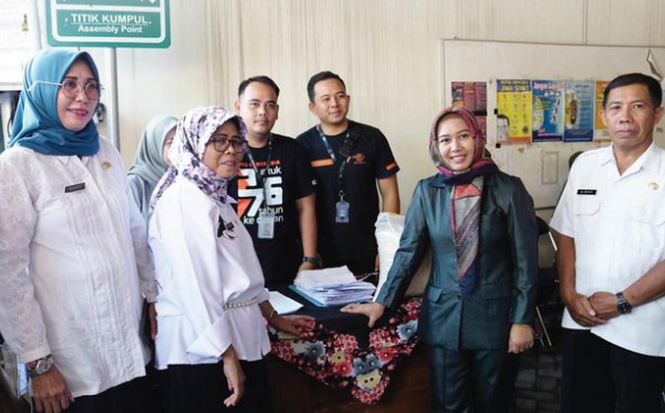 Wali Kota Ika Puspitasari di Balai Kelurahan Purwotengah, Kota Mojokerto pada Rabu (5/4/2023).