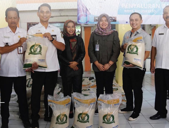 Wali Kota Ika Puspitasari di Balai Kelurahan Purwotengah, Kota Mojokerto pada Rabu (5/4/2023).