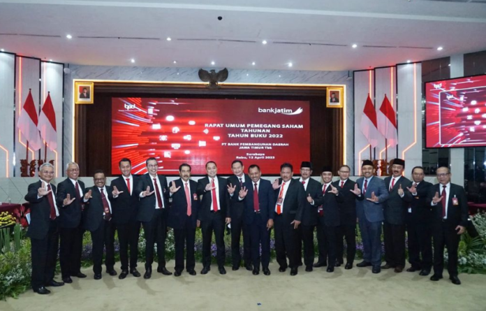 Bupati Blitar, Hj. Rini Syarifah, hadir dalam Rapat Umum Pemegang Saham (RUPS) Tahunan Tahun Buku 2022 di Kantor Bank Jatim Pusat Surabaya