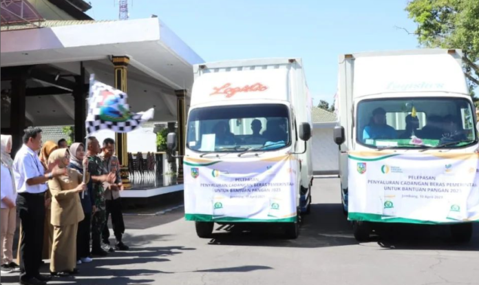 Bupati Jombang Luncurkan Pendistribusian Bantuan Pangan Beras dari Cadangan Pangan Pemerintah 2023