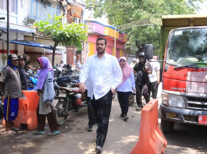 Wali kota didampingi oleh Kepala Dinas PUPR dan Perumahan Pemukiman Setiorini Sayekti serta Plt Kepala DLH Rachmadeta Antariksa. Saat itu, ia menanyakan proses finishing pembersihan yang sedang dilakukan.