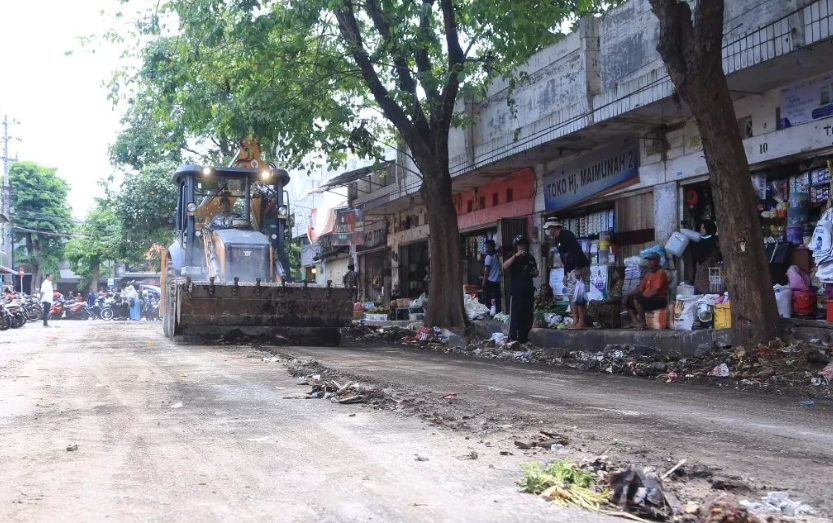 Wali kota didampingi oleh Kepala Dinas PUPR dan Perumahan Pemukiman Setiorini Sayekti serta Plt Kepala DLH Rachmadeta Antariksa. Saat itu, ia menanyakan proses finishing pembersihan yang sedang dilakukan