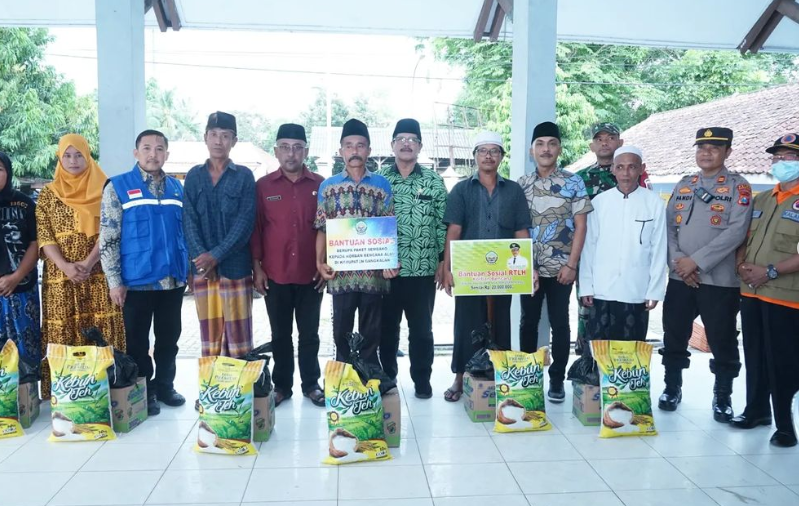 Bupati Bangkalan Berikan Bantuan Korban Puting Beliung di Kecamatan Galis