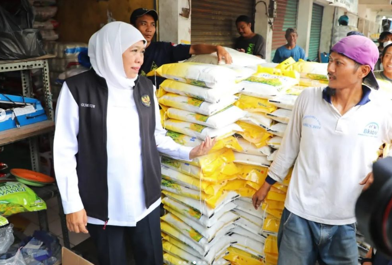 Gubernur Jawa Timur dan Perum Bulog Berikan Kebahagiaan bagi Masyarakat Jelang Ramadhan dan Lebaran