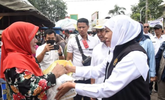 Gubernur Jawa Timur dan Perum Bulog Berikan Kebahagiaan bagi Masyarakat Jelang Ramadhan dan Lebaran
