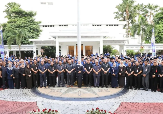 "Gubernur Jatim Pimpin Apel Pagi, Ajak ASN Tingkatkan Disiplin dan Kinerja Jelang Cuti Bersama Lebaran"