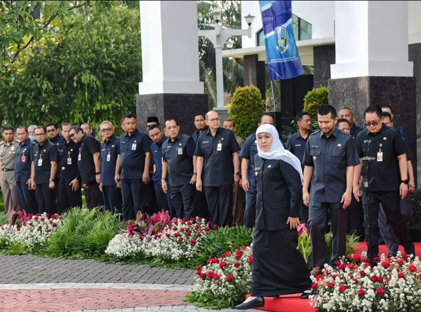 "Gubernur Jatim Pimpin Apel Pagi, Ajak ASN Tingkatkan Disiplin dan Kinerja Jelang Cuti Bersama Lebaran"