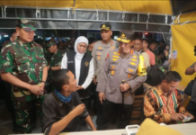 Gubernur Jawa Timur mendampingin kunjungan panglima TNI dan Kapolri di terminal Purabaya Sidoarjo unutk memastikan pos pelayanan berjalan integratif