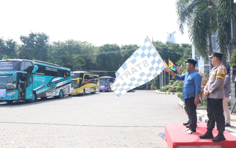 "Antusiasme Tinggi Mudik Gratis Gresik: 786 Pemudik Asal Kota Pudak Diberangkatkan Gus Yani"