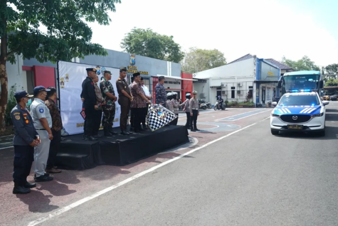 "Plt. Bupati Bangkalan dan Kapolres Bangkalan Melepaskan Armada Bus Program Mudik Balik Gratis 2023 di Halaman Polres Bangkalan"