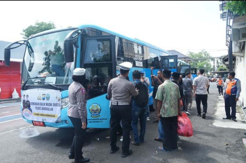 "Plt. Bupati Bangkalan dan Kapolres Bangkalan Melepaskan Armada Bus Program Mudik Balik Gratis 2023 di Halaman Polres Bangkalan"