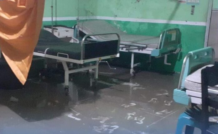 Puskesmas Pragaan Sumenep Terendam Banjir, Para Perawat Berhamburan Panik Ungsikan Pasien