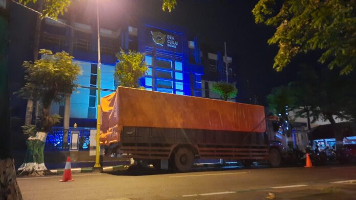 Truck Tronton Diduga Bawa 180 Karton Rokok Ilegal Diamankan, Bea Cukai Madura Bungkam