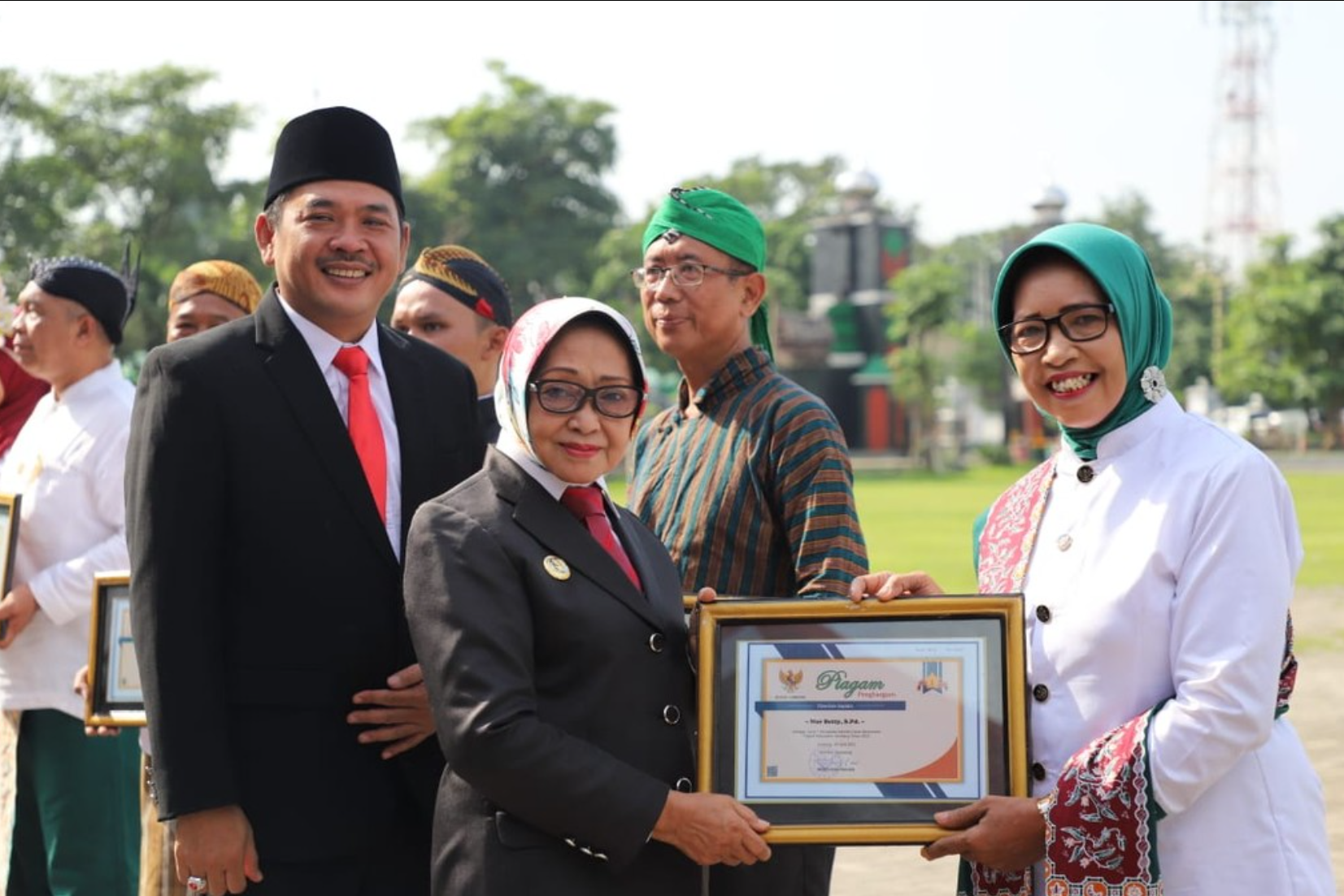 Peringatan Hari Otonomi Daerah Ke XXVII dan Hari Pendidikan Nasional Tahun 2023 di Kabupaten Jombang, Bupati Beri Penghargaan kepada Para Pendidik Berprestasi