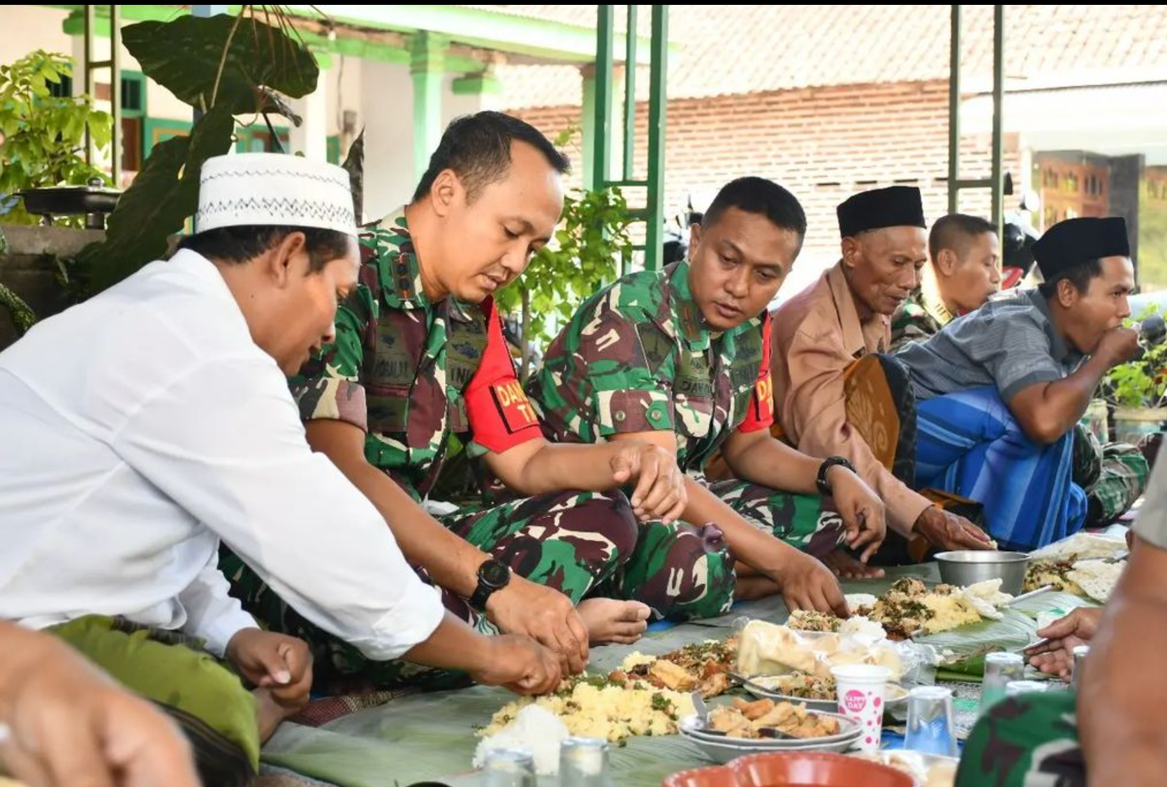 "TMMD Ke-116: Prajurit dan Warga Randuharjo Mojokerto Rapatkan Barisan Lewat Makan Bersama"