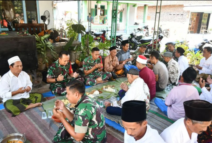 "TMMD Ke-116: Prajurit dan Warga Randuharjo Mojokerto Rapatkan Barisan Lewat Makan Bersama"