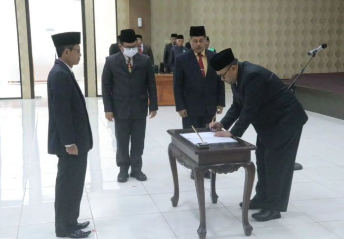 "Plt. Bupati Probolinggo Lantik 30 Pejabat Struktural, Ungkapkan Harapan untuk Meningkatkan Kinerja Organisasi"