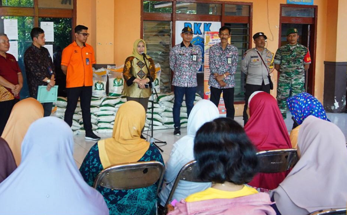 "Wali Kota Mojokerto Tinjau Langsung Pendistribusian Bantuan Pangan CBP, Pastikan Proses Berjalan Lancar"