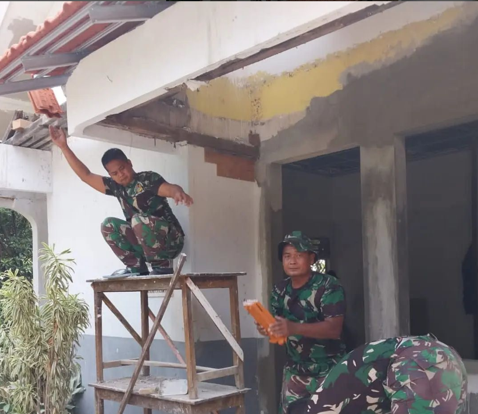 "TMMD Ke-116 Kodim 0815/Mojokerto: Semangat Tak Kenal Lelah Renovasi Gedung SDN Randuharjo 2"