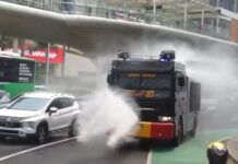 POLDA METRO JAYA Menggelar Penyemprotan Menggunakan Water Cannon untuk Mengurangi Polusi Udara di Jakarta