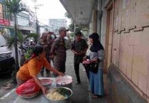 Ciptakan Ketertiban Umum Usai Lebaran, Salpol PP Kota Kediri Lakukan Patroli Pantau PKL Nakal di Jalan Dhoho