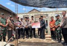 Kapolres Kediri Kota Serahkan Bantuan Semen Untuk Pembangunan Musholla di Ds Ngablak Kec Banyakan