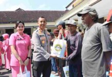 Kapolres Kediri Kota Pimpin Wisuda Purna Bakti Pegawai Negeri Pada Polri dan Berbagai Sembako Pada Abang Becak