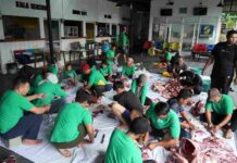 Sembelih Sapi Dan Kambing, Kantor Imigrasi Kediri Bagikan 200 Paket Daging pada Masyarakat Sekitar