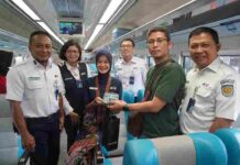 KAI Daop 7 Madiun Sapa Pelangggan KA dan bagikan Souvenir di HUT Kota Madiun ke-107