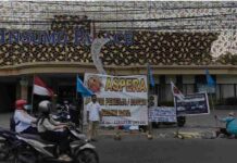 Tenda Perjuangan Dirobohkan Satpol PP Buruh Tetap Semangat Pasang Peraga Demo di Depan Hotel Insumo Kediri
