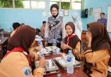 Pastikan Anak Sekolah Nikmati Makanan Sehat dan Bergizi, Mbak Wali Meninjau MBG di SMPN 8 Kediri