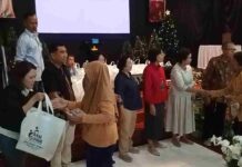 Sambut Natal, Gereja GPI Eklesia Madiun Bagikan Paket Sembako kepada Warga