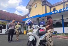 Tak Biasa! Polres Blitar Kota Rayakan Hari Kartini dengan Berkebaya dan Bagikan Hadiah untuk Warga