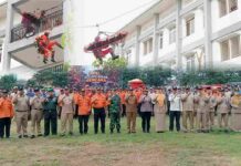 Apel Kesiapsiagaan Bencana, Petugas Tunjukkan Aksi Vertical Rescue di Rusunawa